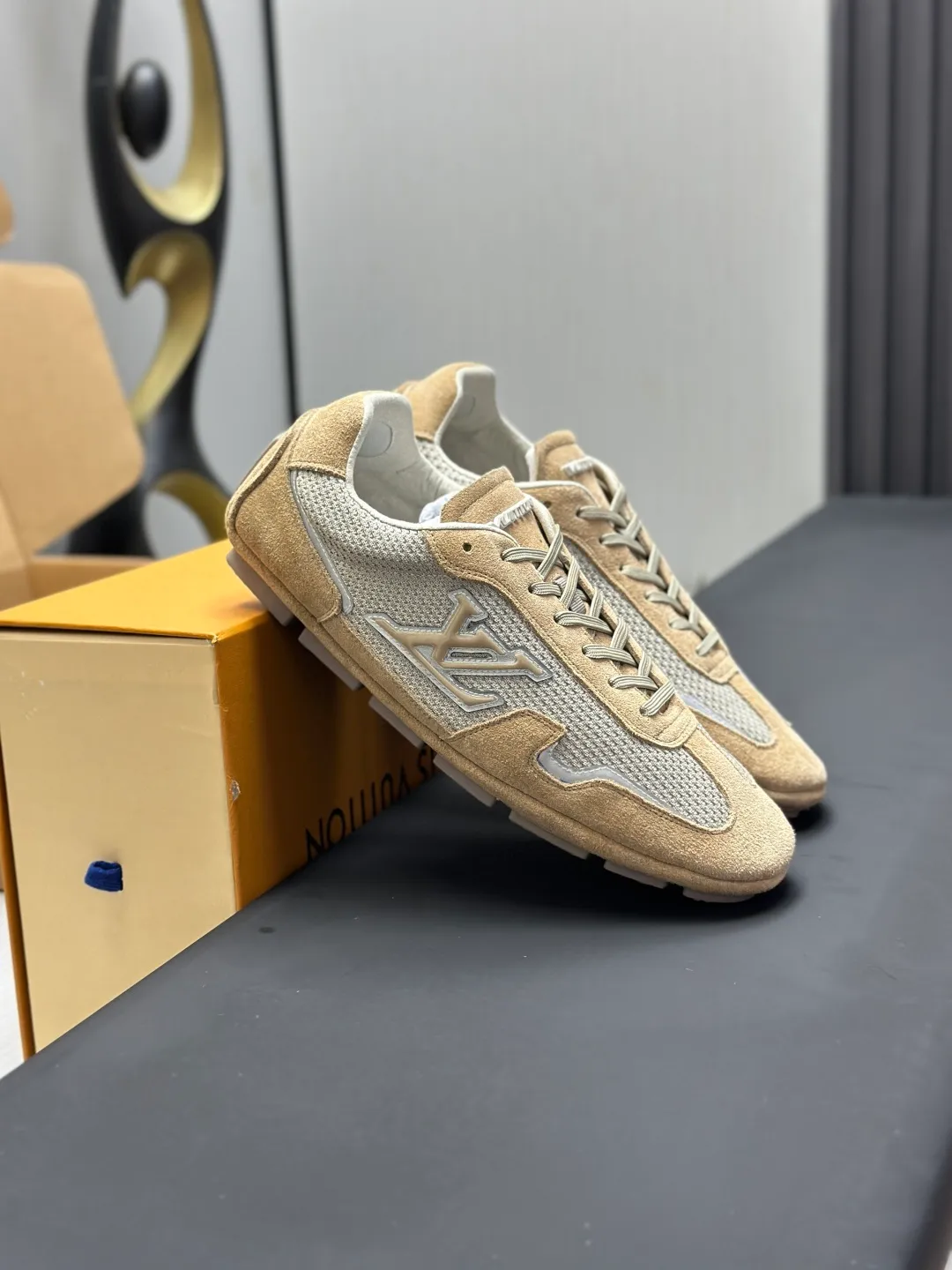 👟👟Ex-factory price 680👟👟 (Top version fully packaged) LV Louis Vuitton L Family Donkey Brand Latest Rally Series Mesh Casual Sports Shoes Doudou Shoes Original purchase, development and production This LV Rally sports shoe is made of suede cow leather and mesh fabric, and a rubber pad outsole is incorporated into the driving shoe configuration, making it a modern choice that is both comfortable and light. The LV letters on the side, the handwritten Louis Vuitton logo on the rear, and the Vuitton logo on the tongue and outsole jointly brand the brand mark. Exquisite packaging at the delivery counter🛍📦 ▪️Fabric: Original customized imported mesh + cowhide ▪️Inner lining: Original customized breathable mesh lining ▪️Outsole: Original molded anti-slip rubber material ▪️Sole thickness: 2CM ▪️Size: Men's 39-45